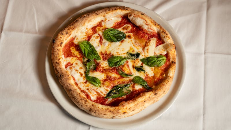 Pizza Margherita aus dem Steinofen